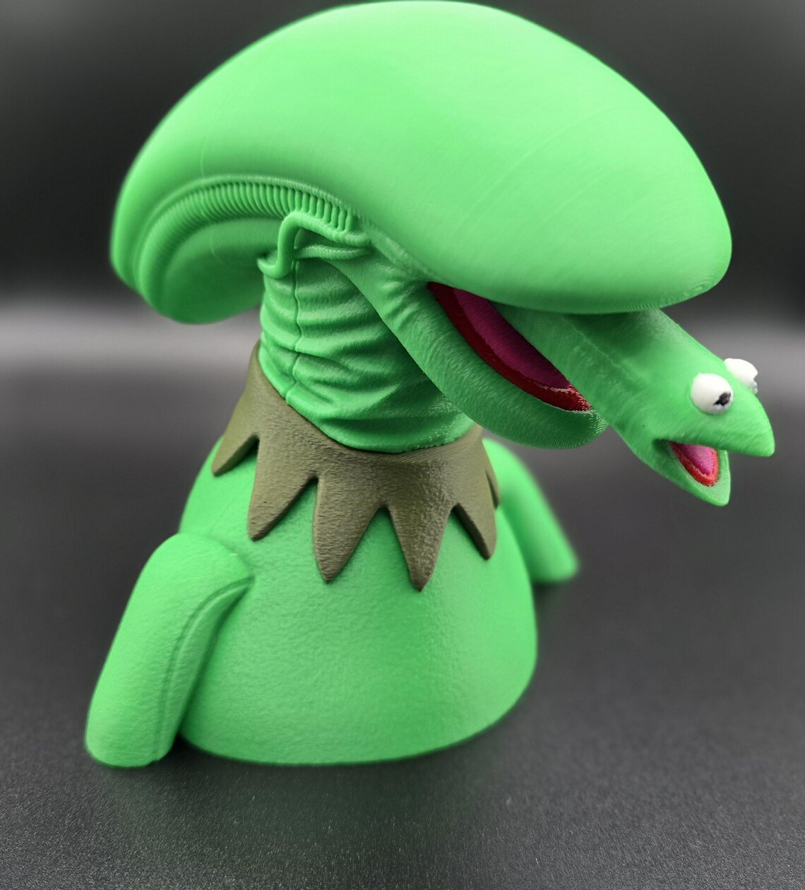 Xenokermit Bust: Alien Xenomorph Kermit Mashup