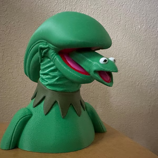 Xenokermit Bust: Alien Xenomorph Kermit Mashup