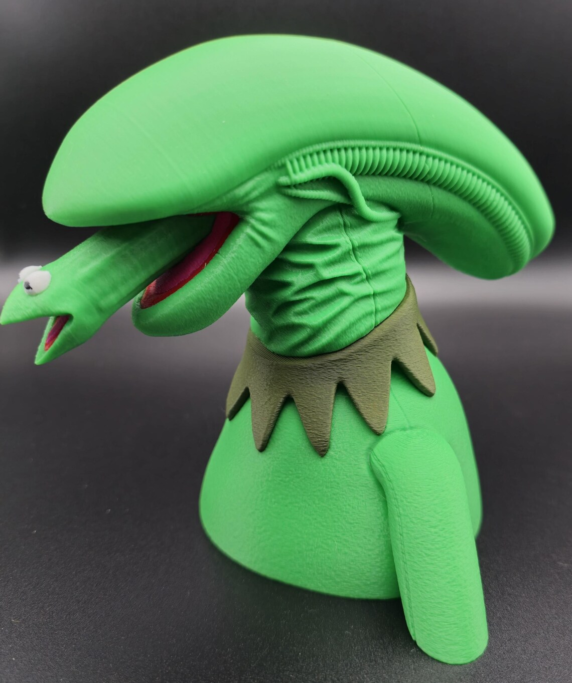 Xenokermit Bust: Alien Xenomorph Kermit Mashup