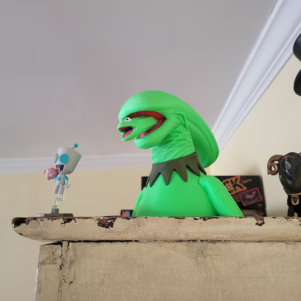 Xenokermit Bust: Alien Xenomorph Kermit Mashup