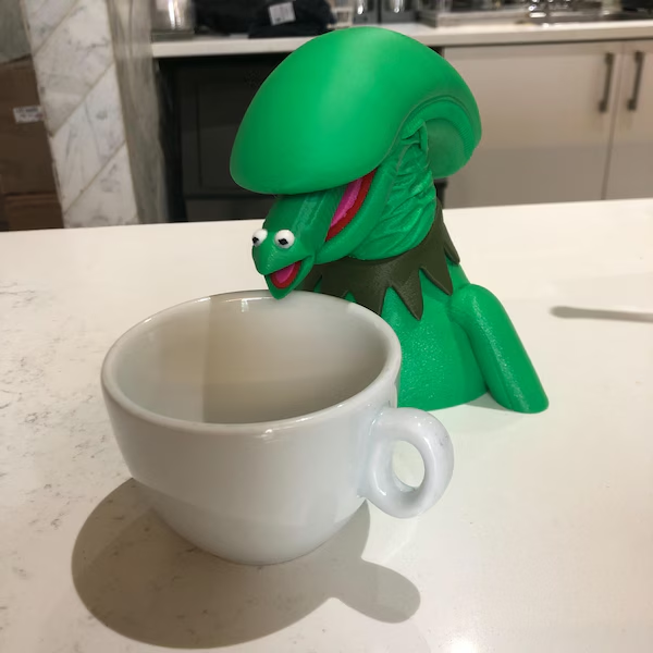 Xenokermit Bust: Alien Xenomorph Kermit Mashup