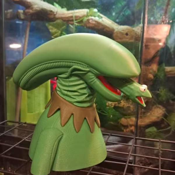 Xenokermit Bust: Alien Xenomorph Kermit Mashup