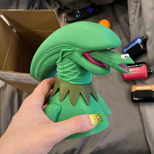 Xenokermit Bust: Alien Xenomorph Kermit Mashup